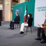 Con filas y sin luz, así cerró el primer día de vacunación de adultos mayores en CDMX