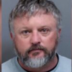 Karol G sufrió caída en pleno concierto y no pudo evitar llorar