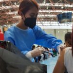 Karol G sufrió caída en pleno concierto y no pudo evitar llorar