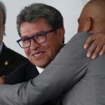 López Obrador y Sheinbaum liberan el Zócalo para marcha por el INE