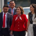 AMLO rechaza inclinar la balanza en encuesta de Morena y acusa a oposición de falsificar firmas