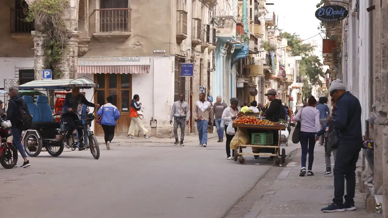 Cuba prolonga alerta por escasez de combustible en la aviación hasta abril