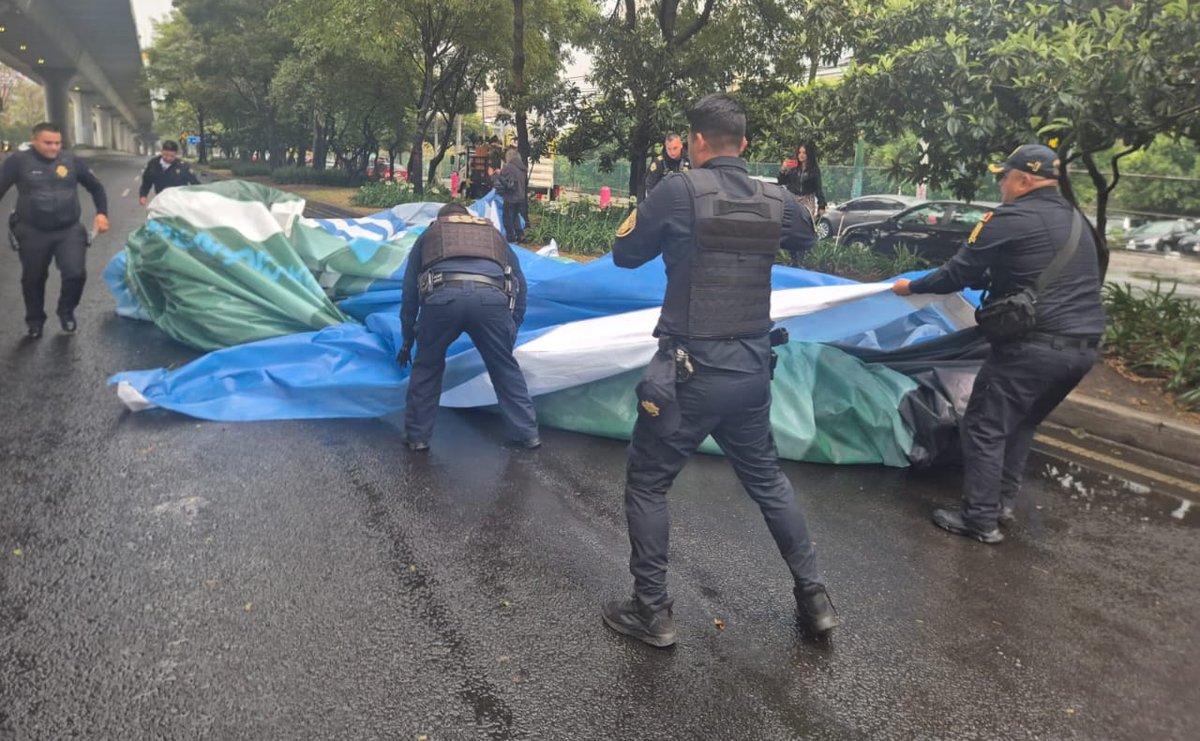Fuerte tormenta provoca caos vial en Periférico Sur por desprendimiento de estructura