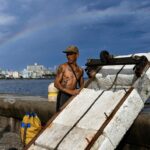 Inundación en San Antonio Abad: peatones desafían barreras en paso a desnivel colapsado