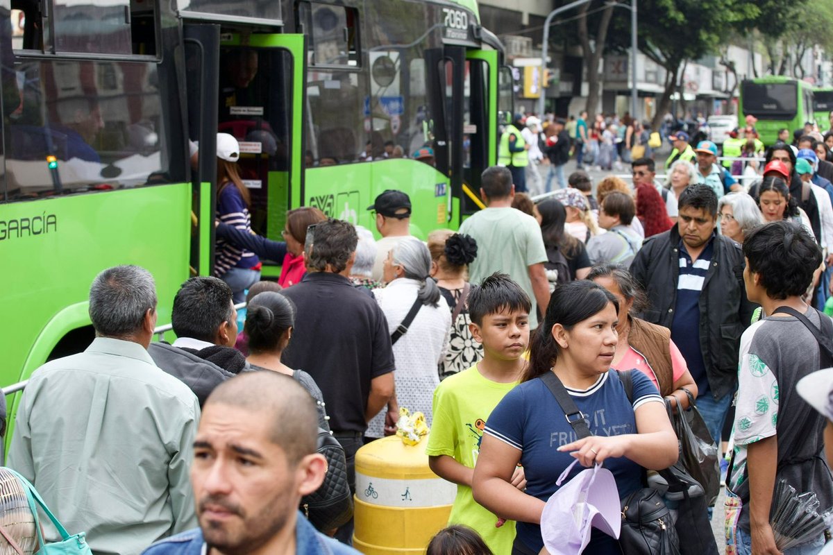Caos en el Metro: largas filas por cierre inesperado de la Línea 2